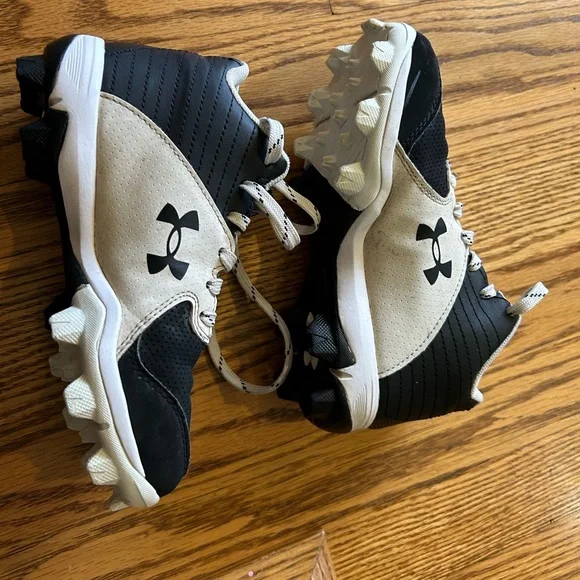 Boys- Under Armour Boy Cleats - Picture 2 of 6